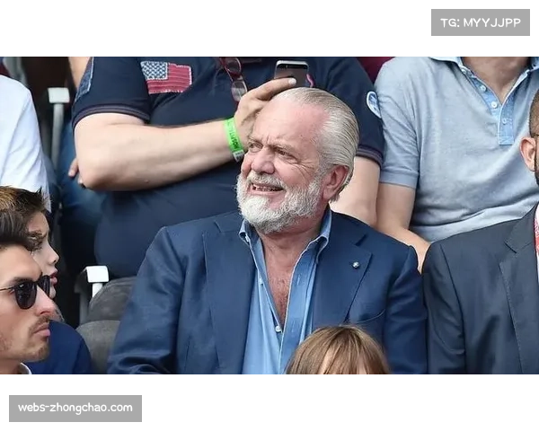 那不勒斯主席德劳伦蒂斯现身训练场，与球队进行长时间谈话